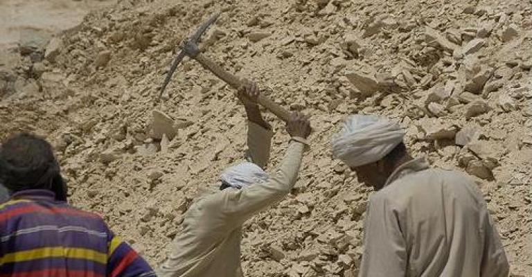 باص الوافدين "بعبع" يرعب العمال المصريين