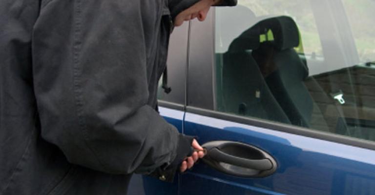 لص يسرق سيارة وبداخلها طفل