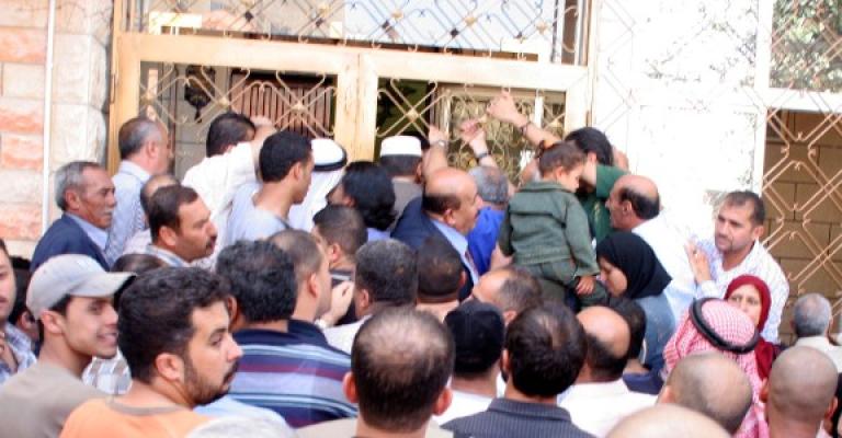 الشريف: توزيع أموال البورصات نهاية تموز