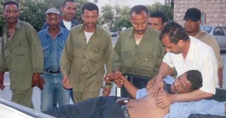 نقل عدد من عمال الموانىء المضربين الى المستشفى