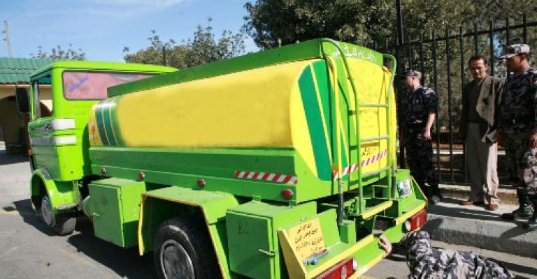 تسرب بنزين يغلق شارع الملكة رانيا تسرب بنزين يغلق شارع الملكة رانيا