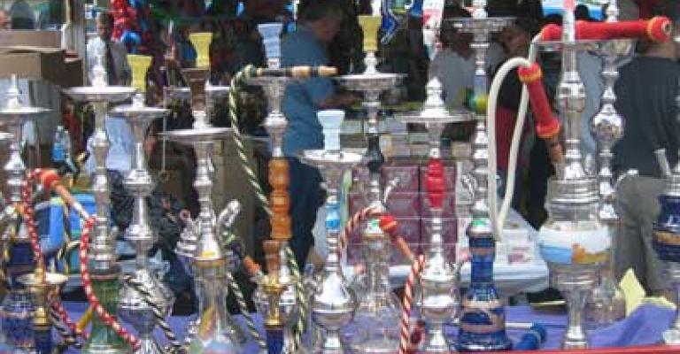 أنفلونزا الخنازير تجبر عشاق الارجيلة على استخدام "برابيش" بلاستيكية