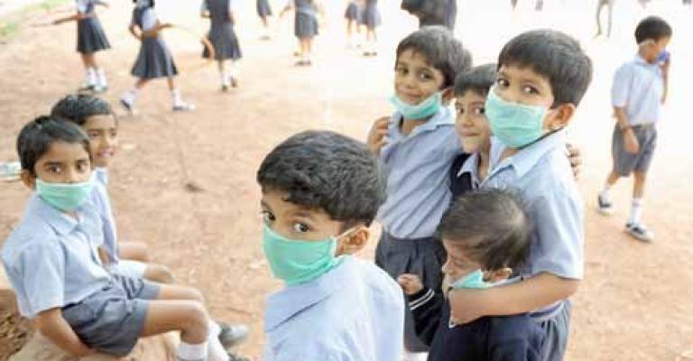 دعوات طلابية لإغلاق المدارس خشية انتشار إنفلونزا الخنازير