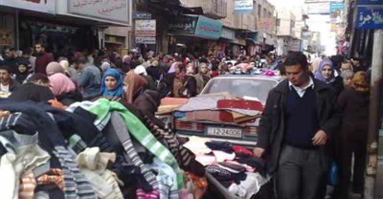 3 سيدات ينهلن بالضرب على بائع في إربد