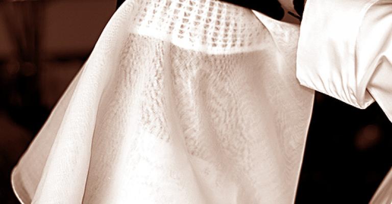 دعوى قضائية ضد مطعم طرد زبون لارتدائه الدشداشة