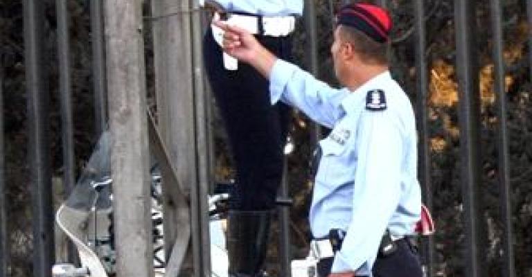 طعن رقيب شرطة من قبل" أصحاب سوابق"