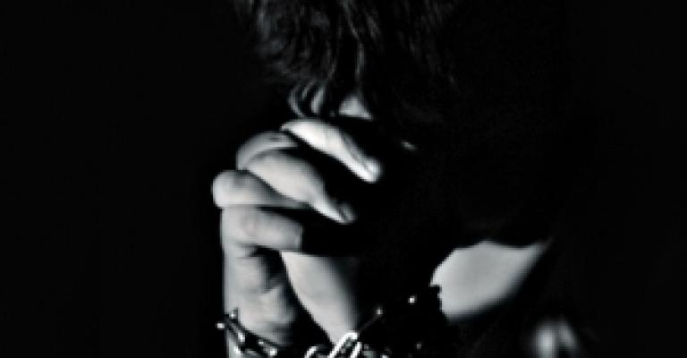 معلم يقيد طالب بحبل ويقبله