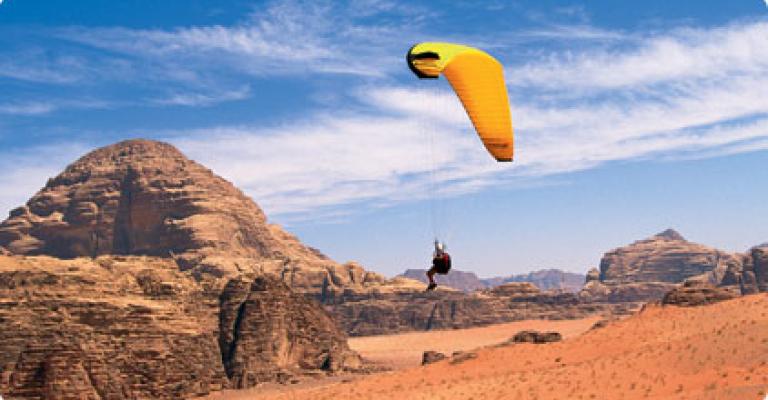 إنقاذ متسلقين بريطانيين علقا في جرف صخري بوادي رم إنقاذ متسلقين بريطانيين علقا في جرف صخري بوادي رم