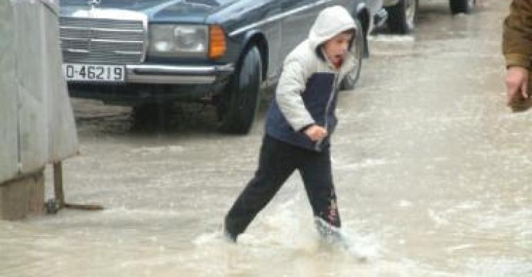 وفاة أب وطفليه غرقا بمياه الأمطار