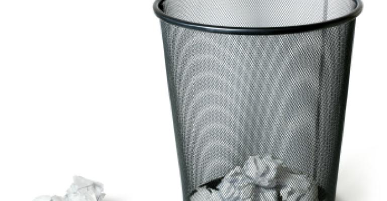 طالب يضرب آخر بسلة المهملات ويدخله المستشفى