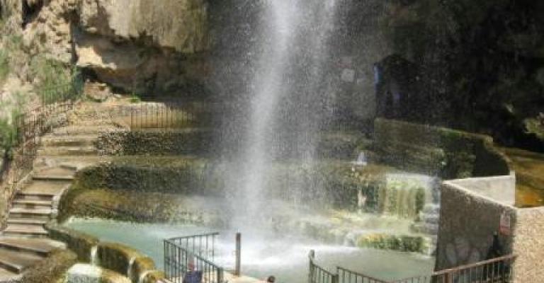 العثور على سائح تائه داخل مغارة في حمامات ضانا العثور على سائح تائه داخل مغارة في حمامات ضانا