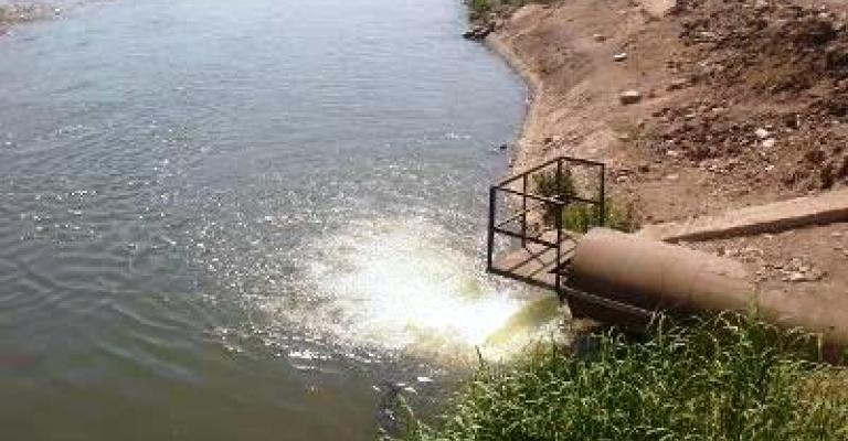 كيلومتر واحد يفصل 4 آلاف مواطن عن مياه عادمة