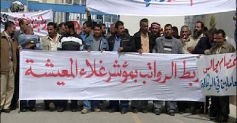 مطالب عاملي "الأنروا" بين العجز المالي والتسييس مطالب عاملي "الأنروا" بين العجز المالي والتسييس