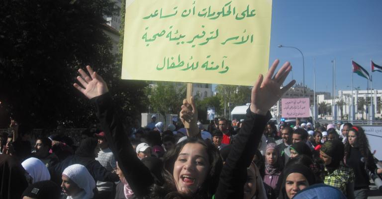 المئات من الأطفال يشاركون في مسيرة مناهضة للعنف