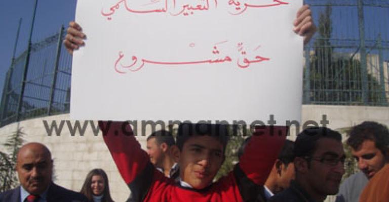 (فيديو وصور) ..طلبة مفصولون في الهاشمية يعتصمون أمام رئاسة الوزراء