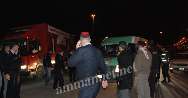 (صور)السماح بمرور" شريان الحياة" بعد إيقاف لأكثر من ساعة