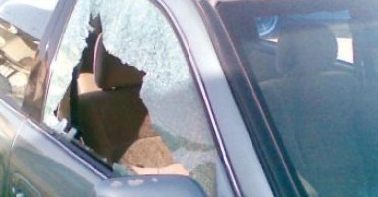 إلقاء القبض على متهميْن بتكسير مركبات في إربد