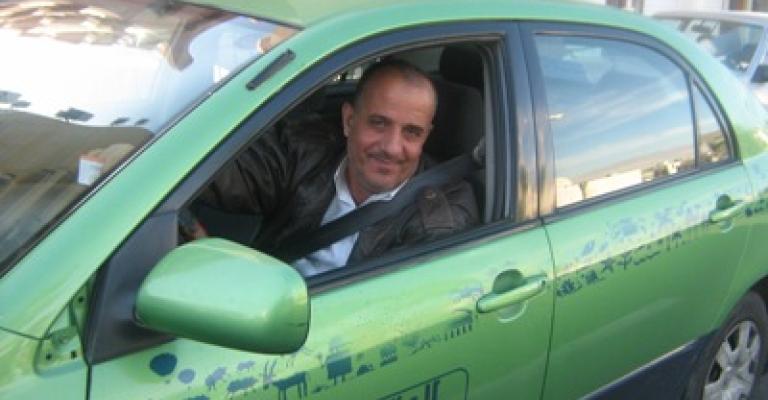 سائقو التاكسي في العقبة مستاؤون من لون مركباتهم