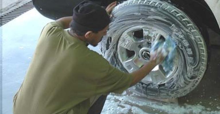 العمالة الوافدة .. غسيل السيارات في جبل عمان مثالا (فيديو)