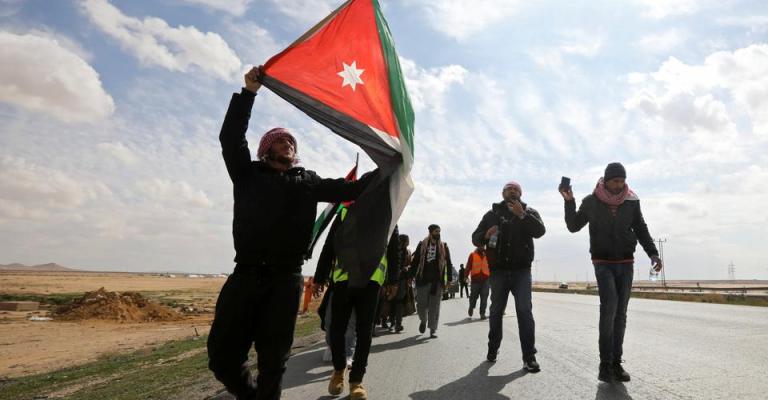 مجموعة من الشبان العاطلين عن العمل يسيرون مشياً على الأقدام نحو العاصمة عمان احتجاجاً على البطالة
