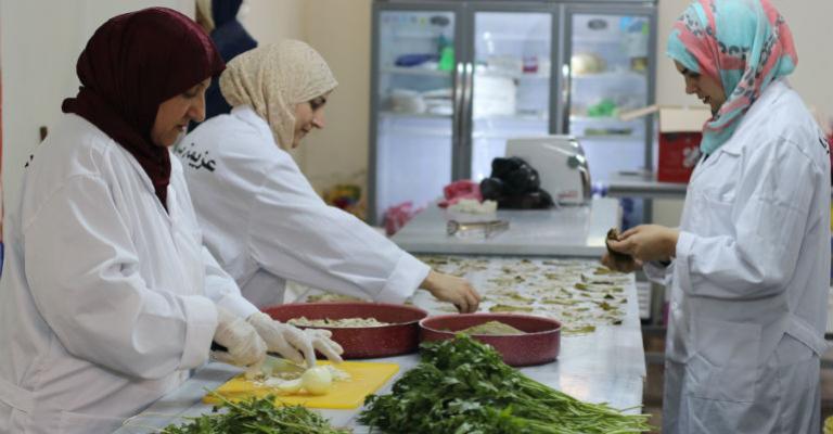 السيدة السورية نوال الفهد تعمل إلى جانب سيدتين في المطبخ الإنتاجي، الذي أسسته مع شريكاتها 