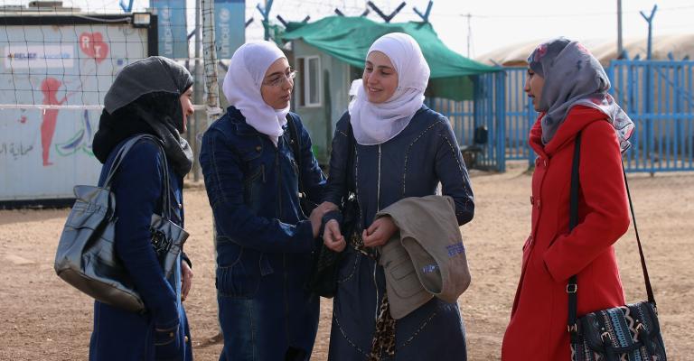 طالبات سوريات أمام مركز لتعليم اللاجئين في مخيم الزعتري للاجئين بالقرب من المفرق، الأردن. (تصوير: (ا ف ب / رعد عدالة)