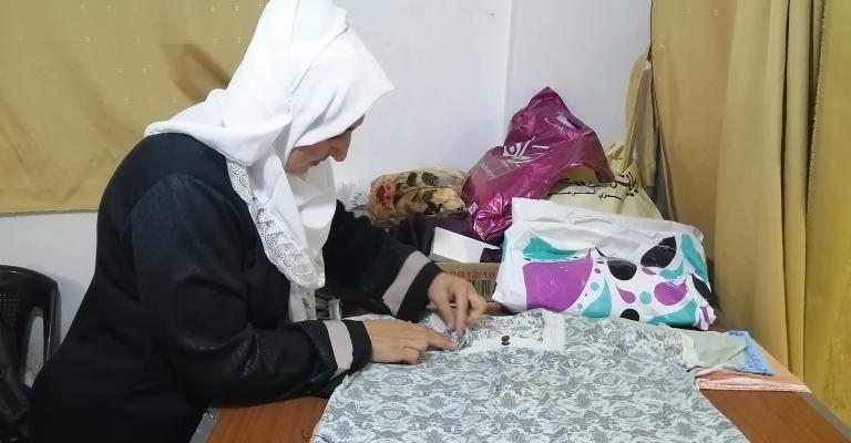 السيدة السورية حلا الكردي خلال عملها في ورشتها المنزلية 