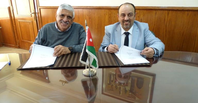 ابو الراغب وكُتاب يوقعون مذكرة التمديد