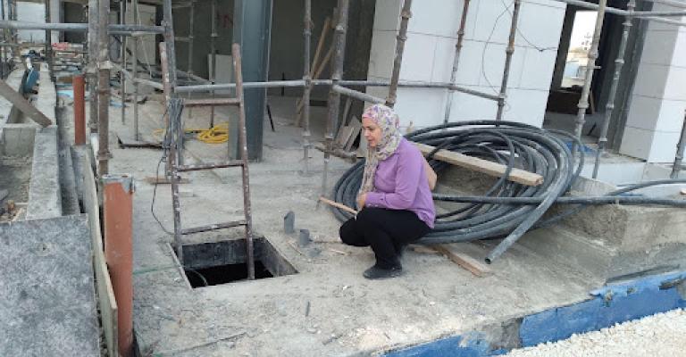 فتحة بئر لتجميع مياه الأمطار في مبنى سكني قيد الإنشاء - منطقة عبدون