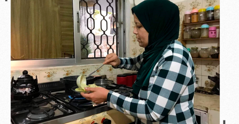 أم محمد تفتقد اليوم زحمة المستمتعين بأطباقها في مطبخها الإنتاجي