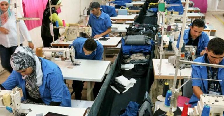 صورة أرشيفية لعمال سوريين في أحد مصانع النسيج في الأردن- المصدر: BetterWork.org