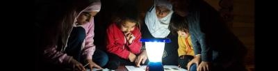 السوريون يترقبون مشاريع الطاقة المتجددة في مخيمات اللجوء