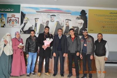 طلبة سوريون يوزعون الورود في جامعة جرش