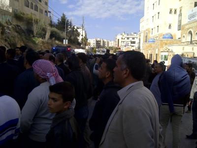 محتجون على الانتخابات في محيط الهيئة المستقلة -صور
