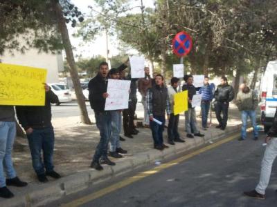 اعتصام أمام التعليم العالي ووعود بفتح ملف الشامل