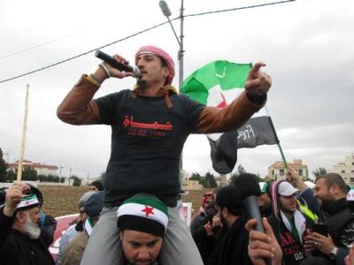 سوريون يحيون ذكرى حماة أمام سفارتهم- صور