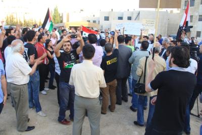 رفضاَ للعدوان على سوريا..ناشطون أمام السفارة الاسرائيلية- صور