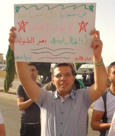 سوريون أمام سفارتهم في جمعة "استقلال القرار السوري" - صور