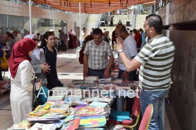 أمانة عمان ورابطة الكتاب وأزبكية عمان تنظم معرضا للكتاب (صور)