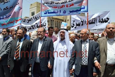 "إنقاذ الأسرى.. جمعة الأكفان" مسيرة حاشدة من أمام الحسيني- صور