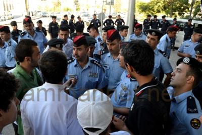 نقل اعتصام أهالي الأسرى للجهة الأخرى من الداخلية- صور