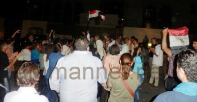احتفال برحيل مرسي أمام السفارة المصرية- صور