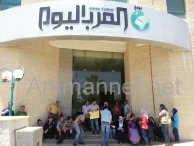 موظفو العرب اليوم يواصلون اعتصامهم تنديدا بتعليق صدورها (صور)