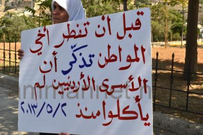 نقل الأسرى المضربين عن الطعام للمستشفى والأهالي يعتصمون أمام النواب