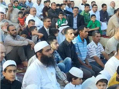 صلاة العيد أمام السفارة المصرية تأييدا لـ"شرعية" مرسي صلاة العيد أمام السفارة المصرية تأييدا لـ"شرعية" مرسي