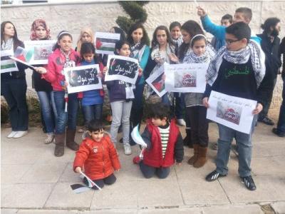 وقفة تضامنية مع مخيم اليرموك أمام الصليب الأحمر- صور