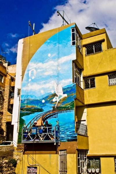 فنانون يزينون شوارع جبل القلعة بالرسومات الفنية - صور فنانون يزينون شوارع جبل القلعة بالرسومات الفنية - صور