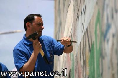 فلسطينيون يصنعون صليباً من الجدار العازل هدية للبابا