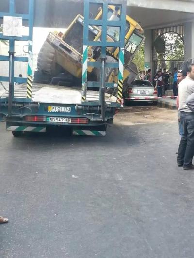 تحطم مركبة إثر اصطدام جرافة بجسر صويلح