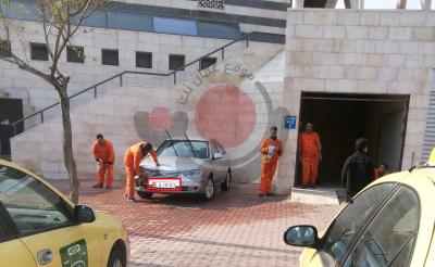 عمال وطن يغسلون مركبة حكومية والأمانة ترد 